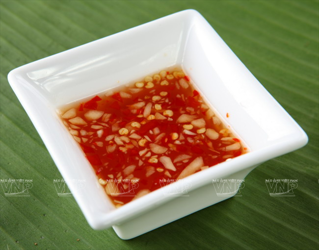 La salade de fruits du jackier est servie avec une vinaigrette épicée de sauce de poisson et de piment. 