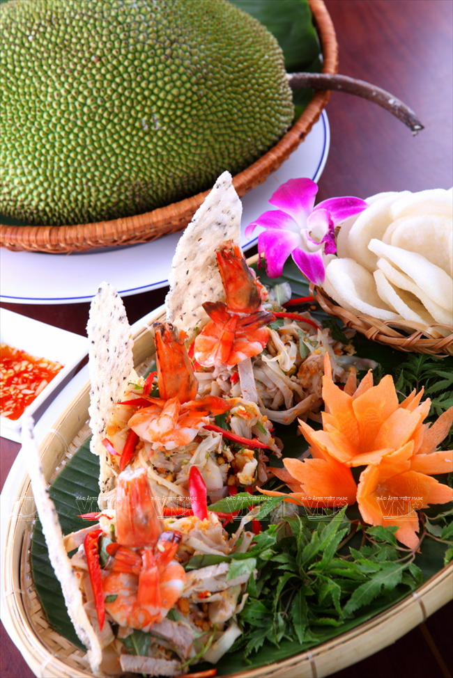 Une salade de fruits du jackier décorée avec l'image de la baie de Ha Long. 