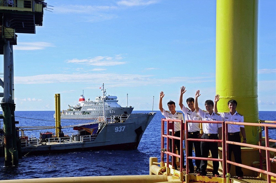 L'oeuvre "Sức trẻ ở nhà giàn DK1" (La jeunesse sur la plate-forme DK1) de My Trà.