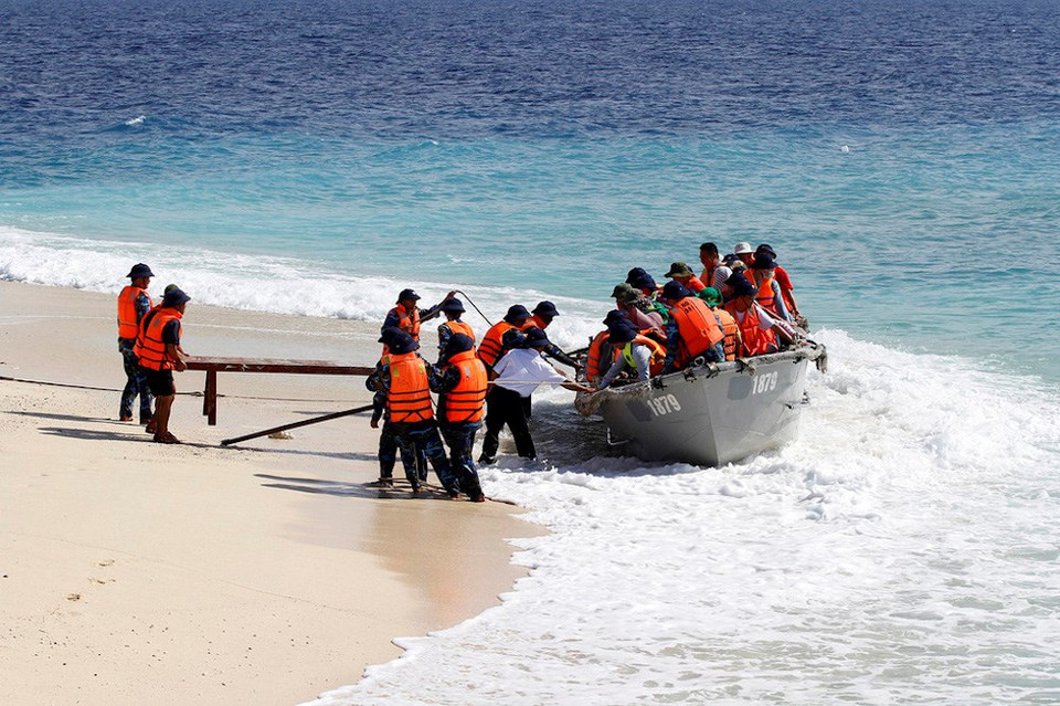 Il s'agit d'une occasion de sensibiliser sur la situation à Truong Sa, de mobiliser des ressources à travers le pays pour mettre en œuvre le programme "Truong Sa vert", de développer les applications technoscientifiques sur l'archipel afin d'aider les soldats à réduire leurs difficultés quotidiennes, notamment en matière d'eau potable. 