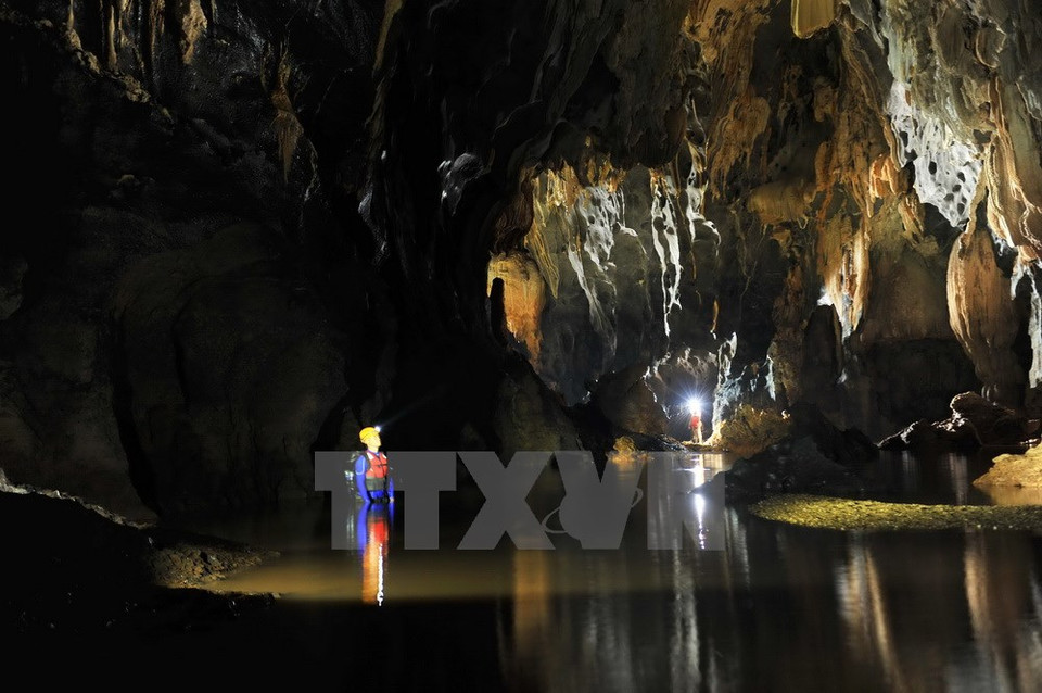 Exploration de la grotte de Toi. Photo : Minh Duc/VNA