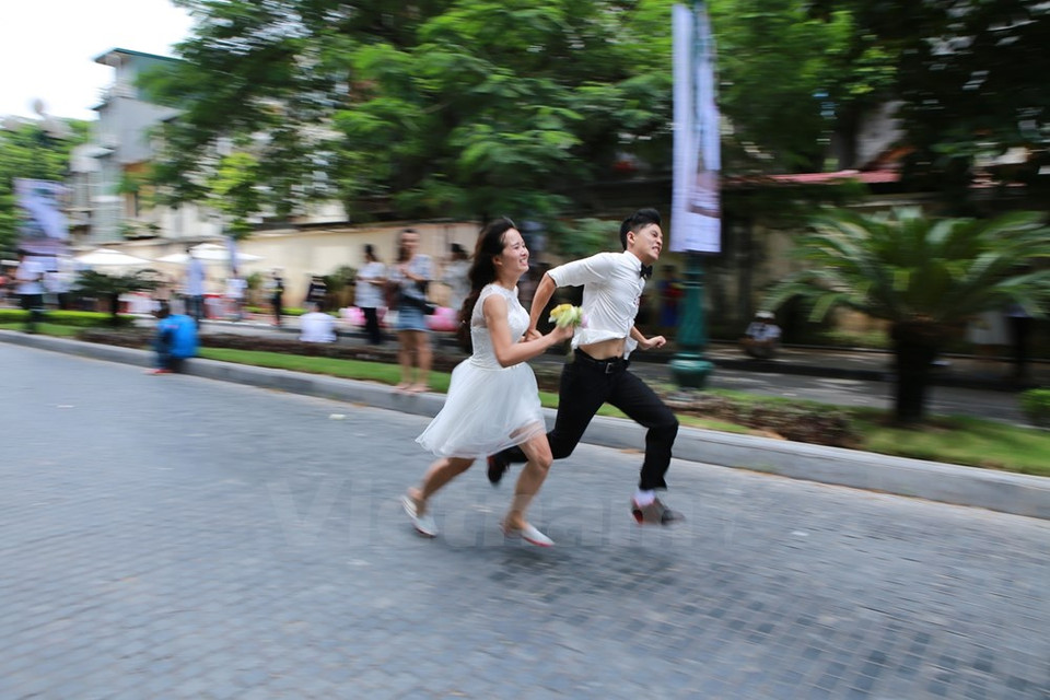 Après le premier tour, 20 couples se sont qualifiés pour la finale. Photo : Minh Son/VNA