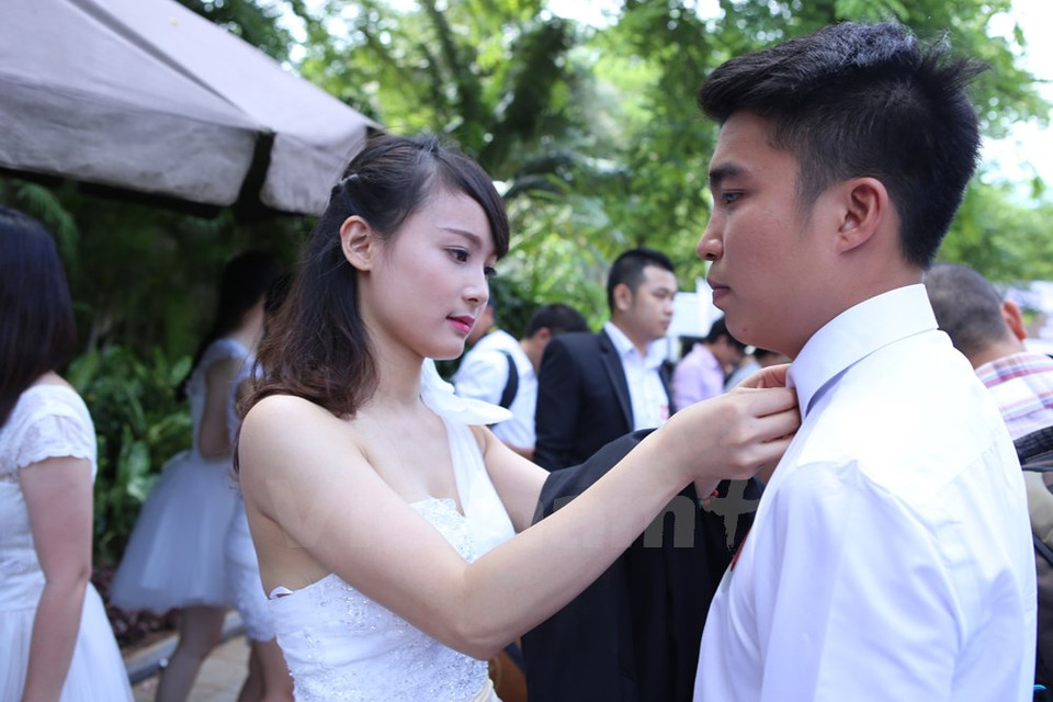 La mariée Mai Thi Giang (23 ans) et le marié Nguyen Huu Long (27 ans) ont été éliminés au premier tour, mais le couple s'est bien amusé. Photo : Minh Son/VNA