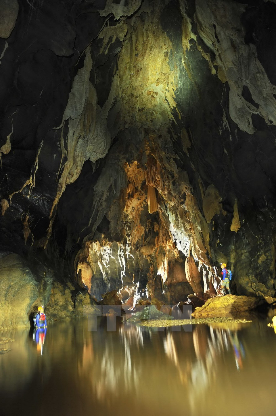 Des ruisseaux à l'intérieur de la grotte. Photo : Minh Duc/VNA