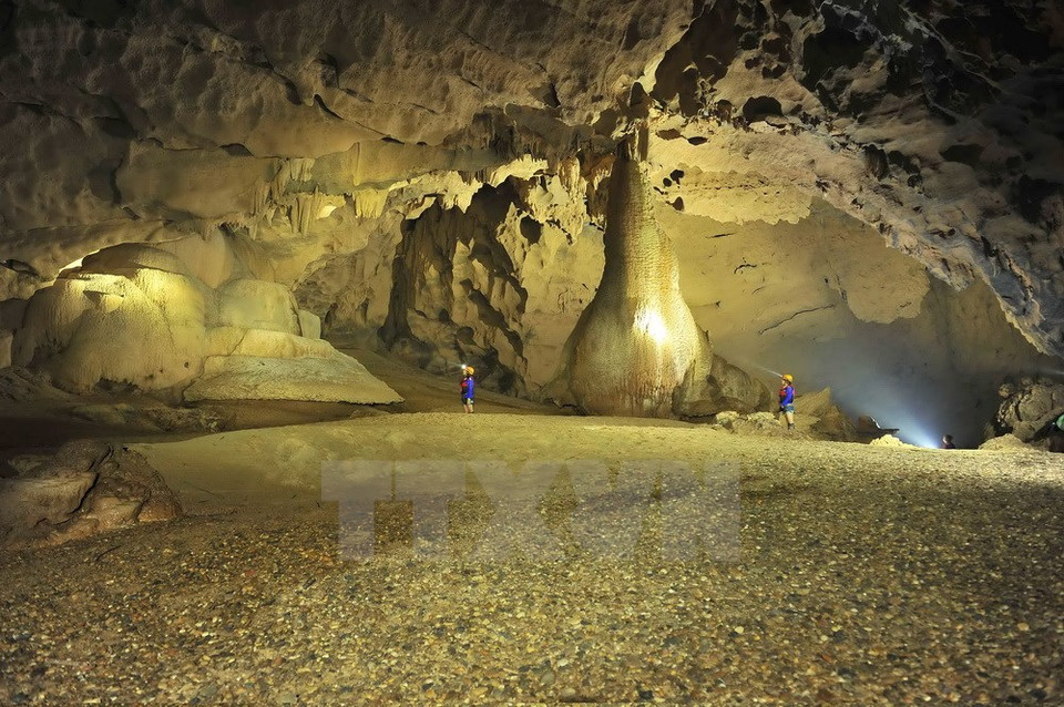 Un banc de sable à l'intérieur de la grotte. Photo : Minh Duc/VNA