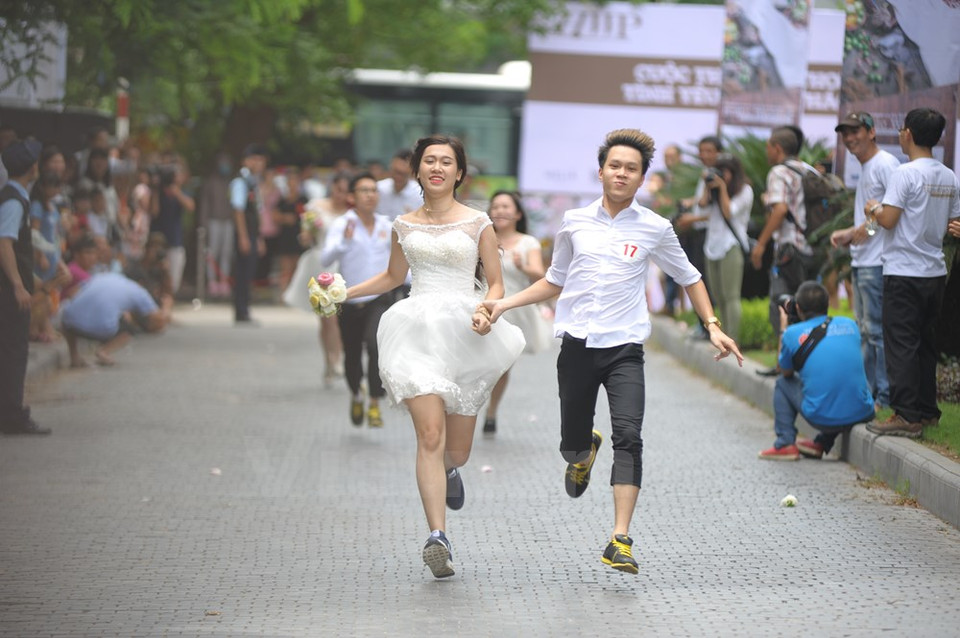 Les couples en tenue de mariage et runnings aux pieds. Photo : Minh Son/VNA 