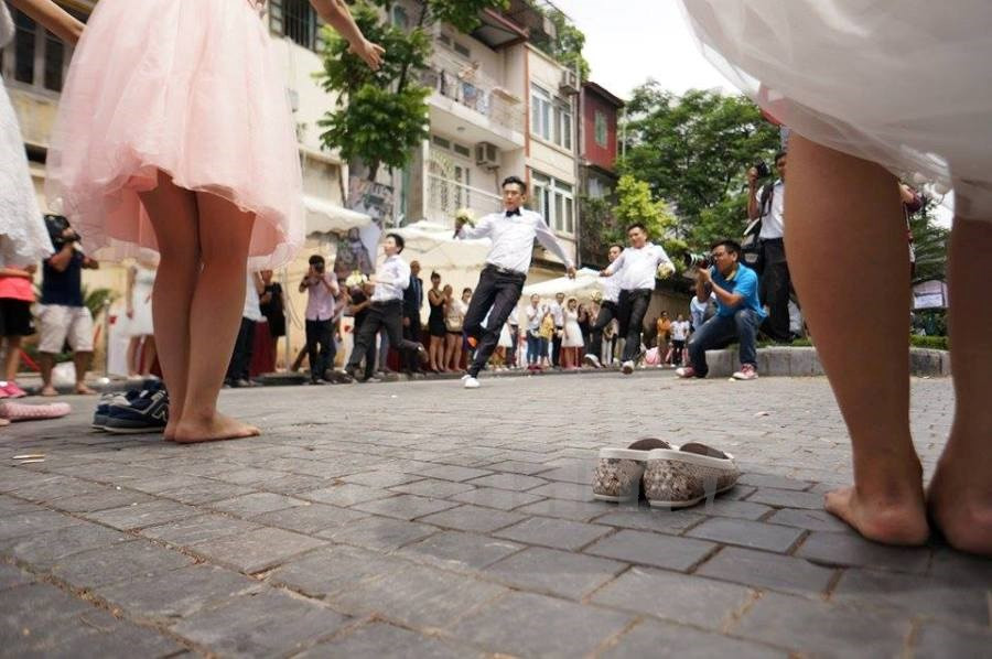 Au premier tour, les hommes ont dû courir pour chausser les mariées et les conduire main dans la main jusqu'à la cible. Photo : Minh Son/VNA