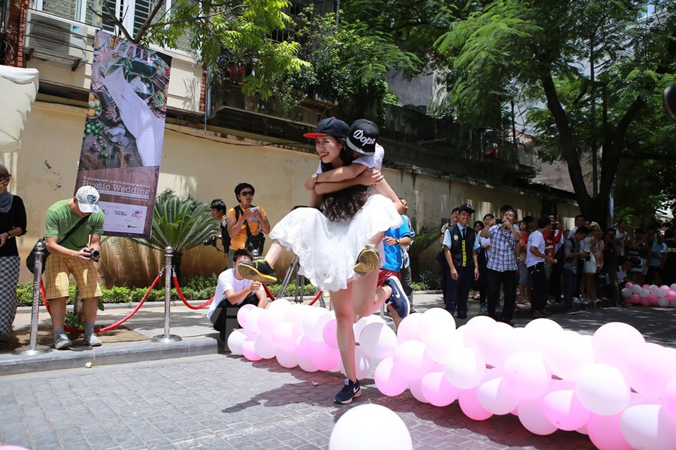 En finale, les couples ont dû participer à une course d'obstacles. Un marié est tombé sur la route et sa femme l'a porté sur son dos jusqu'à la cible. Photo : Minh Son/VNA