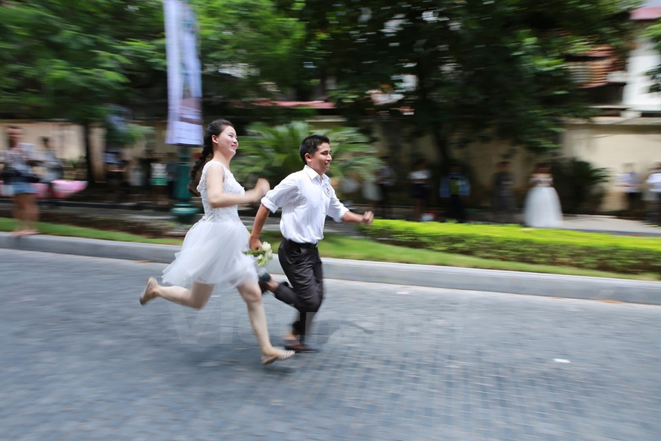 Les mariées ont choisi des robes courtes pour faciliter la course. Photo : Minh Son/VNA