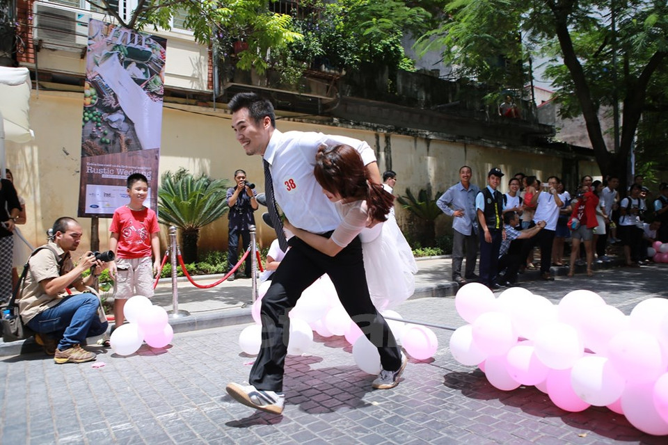 Une façon assez spéciale de franchir les obstacles. Photo : Minh Son/VNA