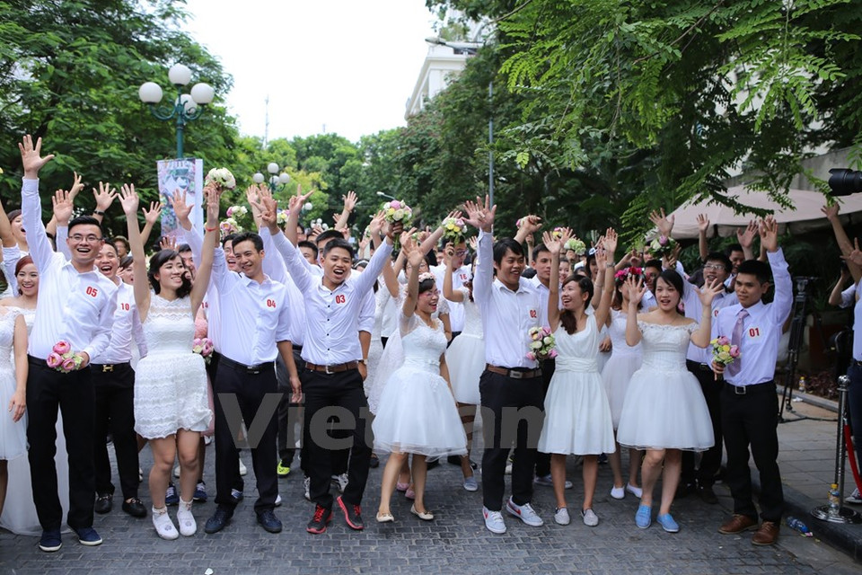 La course ​restera un sacré souvenir pour les couples. Photo : Minh Son/VNA