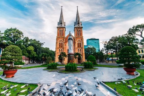 Admirer l’architecture française. Il s'agit de la cathédrale Notre-Dame, un ouvrage de l'architecture française à Hô Chi Minh-Ville. 