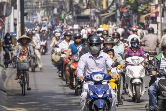 Faire de la moto. 
