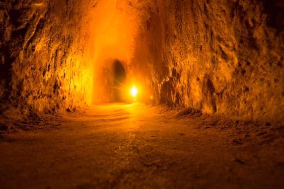 Visiter les tunnels de Cu Chi. 
