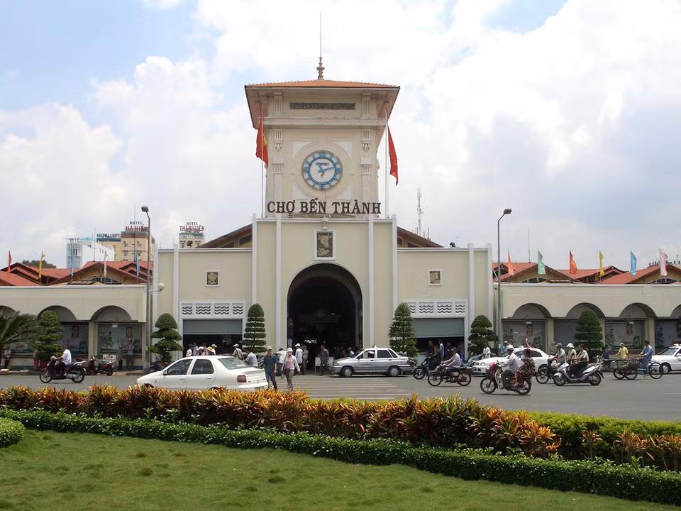 Faire des courses et des affaires dans le marché de Bên Thanh. 