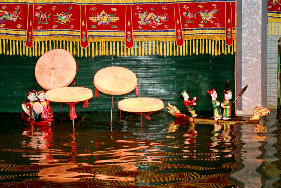 Assister à un spectacle de marionnettes sur l'eau.