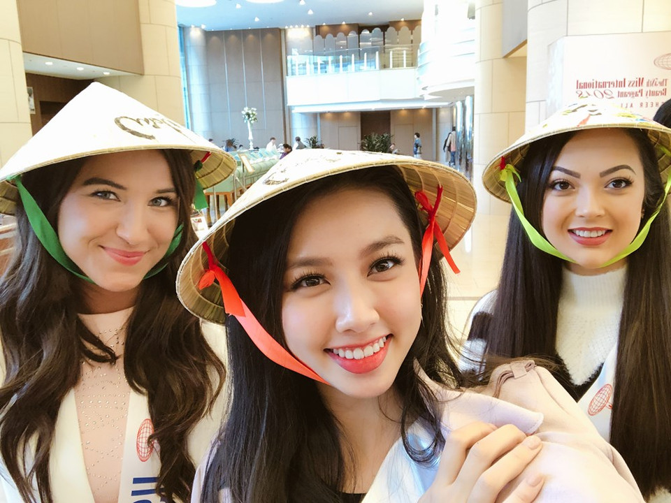 La représentante vietnamienne au concours de beauté Miss International 2018, Nguyen Thuc Thuy Tien (centre), a offert des chapeaux coniques aux candidates de ce concours.