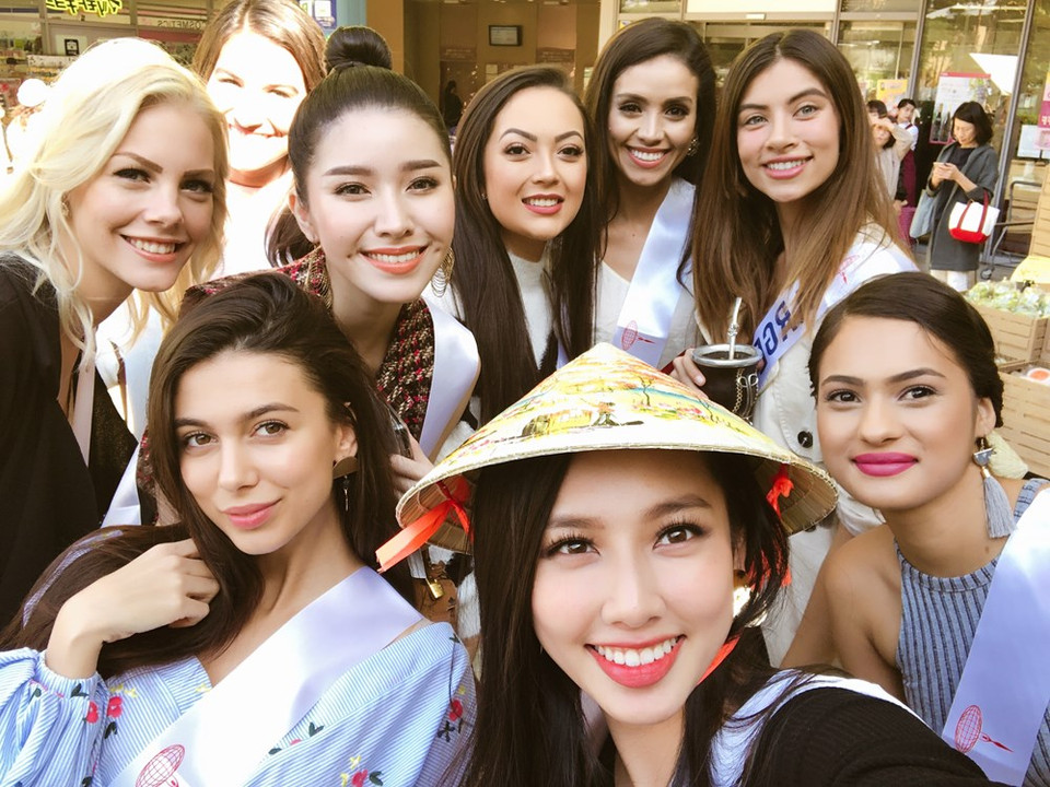 Les belles ont adoré des images de beaux sites du Vietnam imprimées sur les chapeaux coniques.