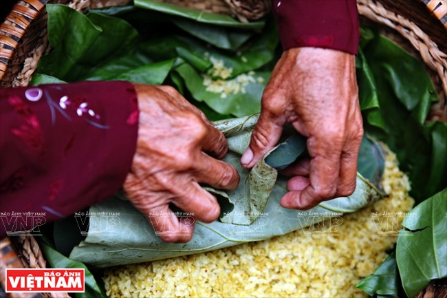 La vendeuse enveloppe dans une feuille de lotus une quantité allant de 100-200 grammes jusqu’à un kilo.