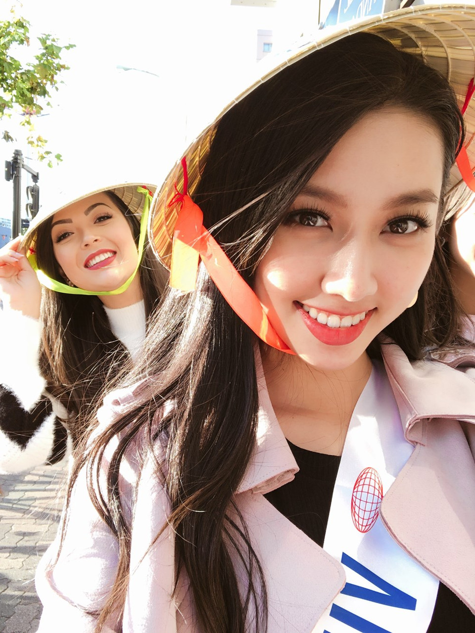 Nguyen Thuc Thuy Tien à côté des candidates du concours Miss International 2018, qui débute aujourd’hui 22 octobre et durera jusqu’au 9 novembre à Tokyo, au Japon.