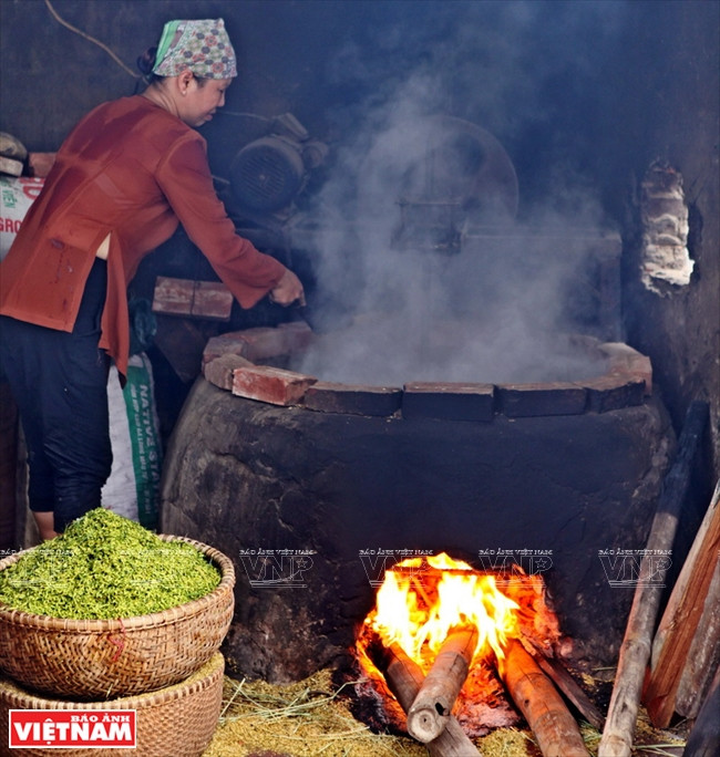 ...avant d’être torréfiées dans une poêle en fonte sur un four au charbon de bois pendant environ deux heures.