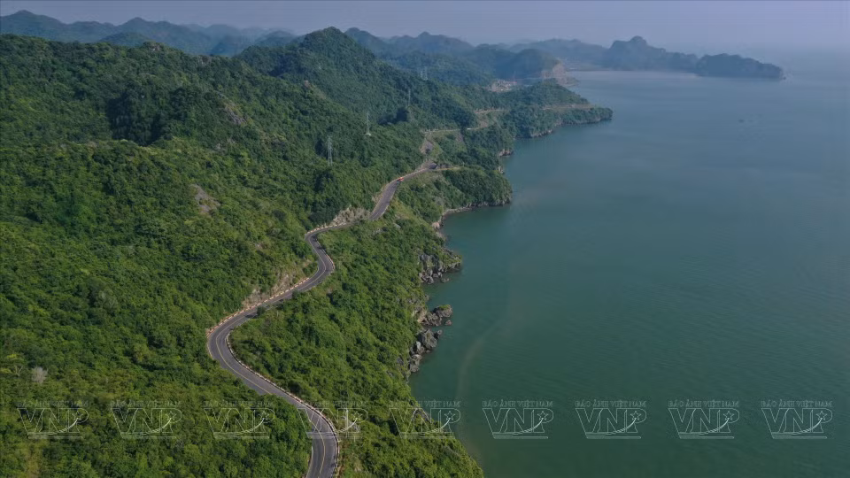 La magnifique route côtière de l'île de Cat Ba, surplombant la mer. Photo: VNP 