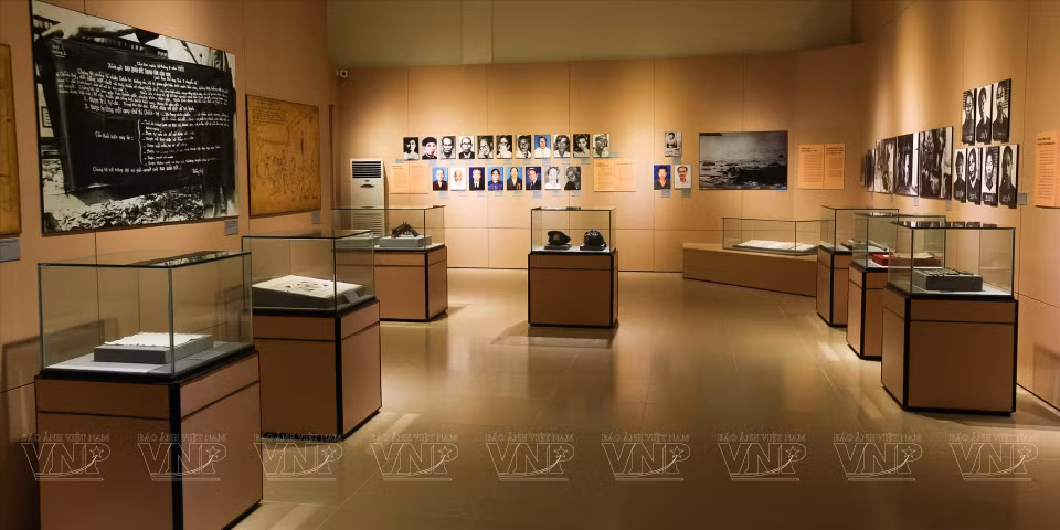 Des photos et objets de la prison Côn Dao exposés à ce musée. Photo: VNP 
