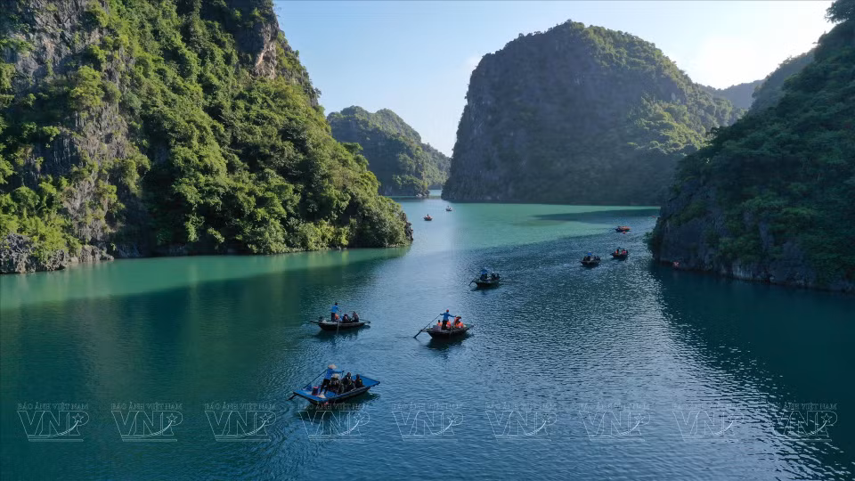Des touristes partent à la découverte des grottes de la baie de Lan Ha à bord d’un bateau. Photo : VNP 