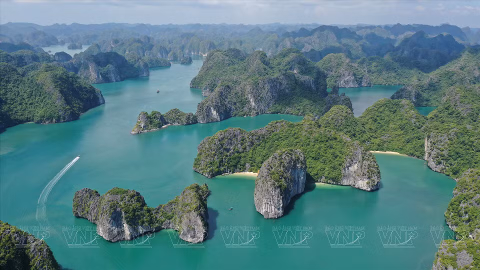 La baie de Lan Ha, qui se trouve à l'est de Cat Ba, compte plus de cent plages aux eaux turquoises et limpides. Photo: VNP 