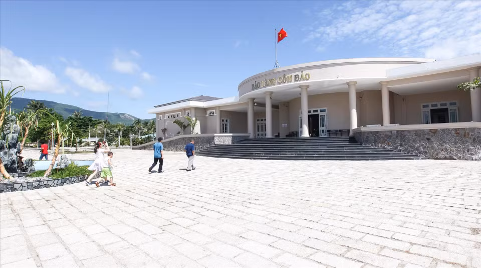 Sur une superficie de 1.700 m², le musée de Côn Dao impressionne avec plus de 2.000 vitrines dont beaucoup renfermant des documents rares, des diaporamas et de belles photographies retraçant l'histoire de l'île, notamment pendant la colonisation française. Des présentations modernes, telles que des supports audiovisuels, sont utilisées abondamment. Photo: VNP 