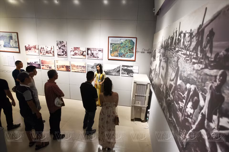 Les touristes découvrent les traditions de combat de la révolution vietnamienne à Côn Dao. Photo: VNP 