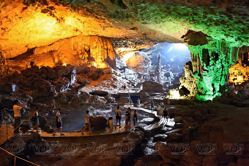 Les grottes et îles de Ha Long sont diversifiées en formes, qui ont inspiré leurs noms. On peut citer les rochers Trông (Coq) Mai (Poule), Rông (Dragon), Con Cóc (Crapaud), Đầu Bê (Tête de veau), Yên Ngua (Selle de cheval), Gà Chọi (Coqs au combat), Cái Tai (Oreille), Đau Nguoi (Tête), la grotte Sung Sot (Surprise), Trinh Nu (Vierge)… Photo: VNP 