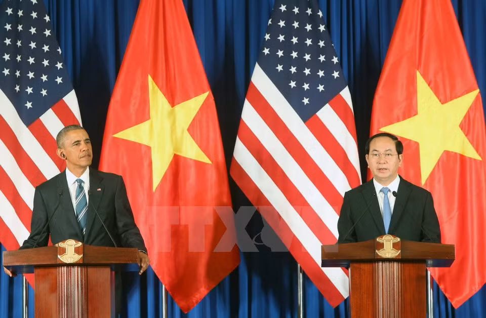 Le président vietnamien Tran Dai Quang et le président américain Barack Obama tiennent une conférence de presse internationale pour annoncer les résultats de leur entretien et les orientations futures des relations entre le Vietnam et les Etats-Unis. 