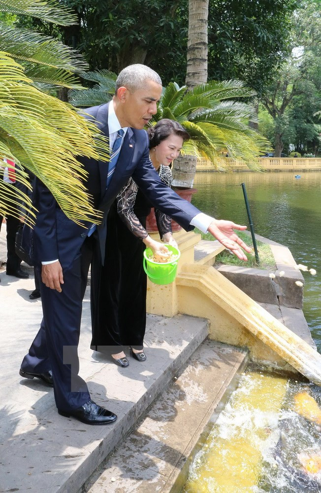 Le président Barack Obama visite l’étang dans la zone de commémoration du Président Ho Chi Minh.
