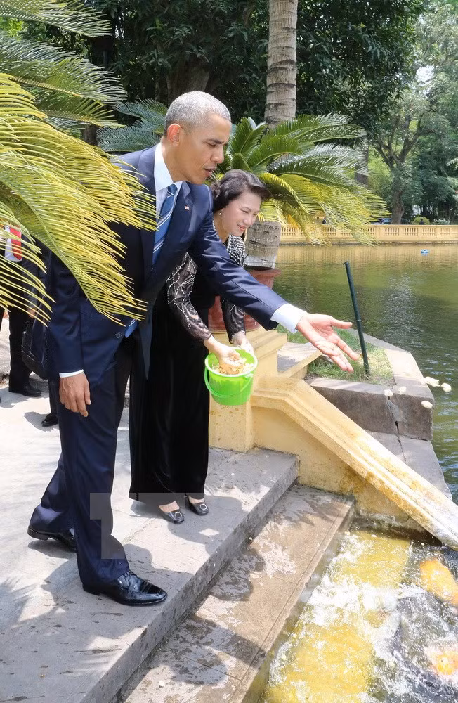 Le président Barack Obama visite l’étang dans la zone de commémoration du Président Ho Chi Minh. 