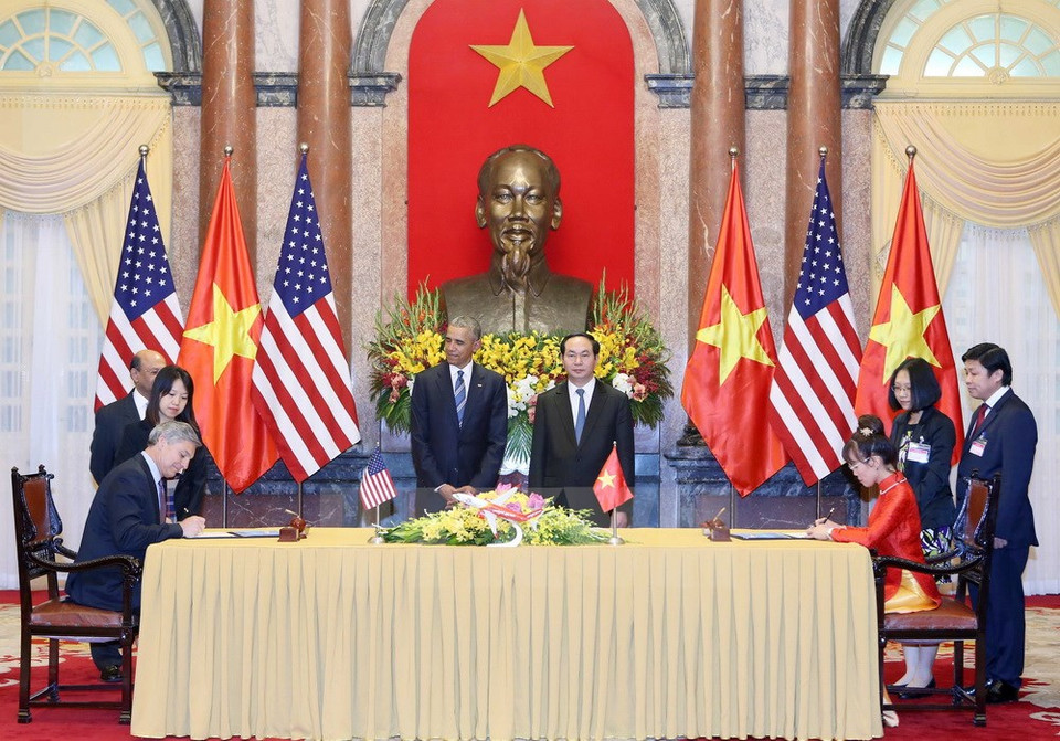 Les présidents Tran Dai Quang et Barack Obama assistent à la cérémonie de signature d’un contrat d’achat de 100 Boeing 737 Max entre le transporteur vietnamien à bas prix VietJet et le prestigieux constructeur américain Boeing.