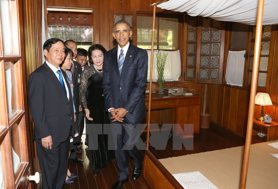 Le président Barack Obama visite la maison sur pilotis dans la zone de commémoration du Président Ho Chi Minh.
