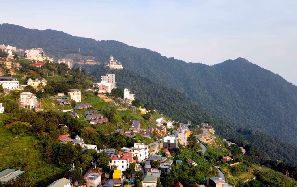À environ 60 km de Hanoï, Tam Dao connaît actuellement un engouement touristique sans précédent grâce à ses nombreux sites populaires et à sa nature environnante. Cet essor touristique s’explique par la contribution de tous les acteurs du secteur touristique. Photo: VNA