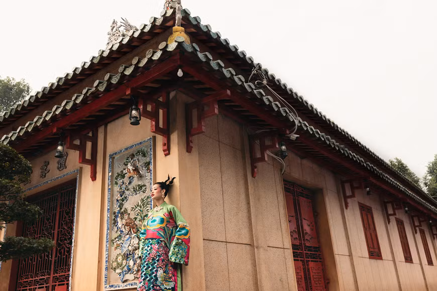 De génération en génération, les femmes vietnamiennes ont préservé leur habitude de porter la tunique fendue traditionnelle lors des fêtes importantes telles que Têt, fiançailles ou mariages. Photo: VNA