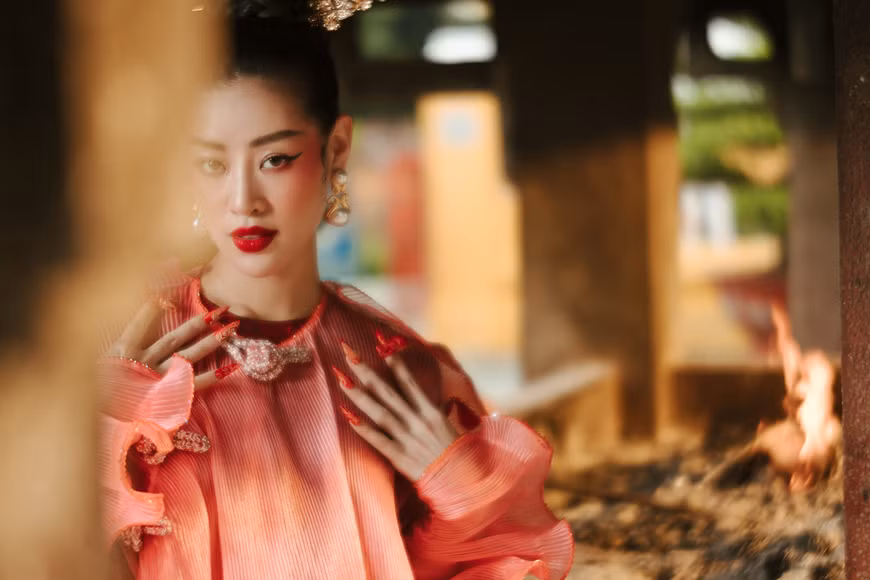Les femmes vietnamiennes revêtent cette robe traditionnelle, non seulement pour devenir plus belles, mais également pour exprimer leur fierté envers l’emblème vestimentaire du pays et leur responsabilité dans la préservation de la culture traditionnelle. Photo: VNA