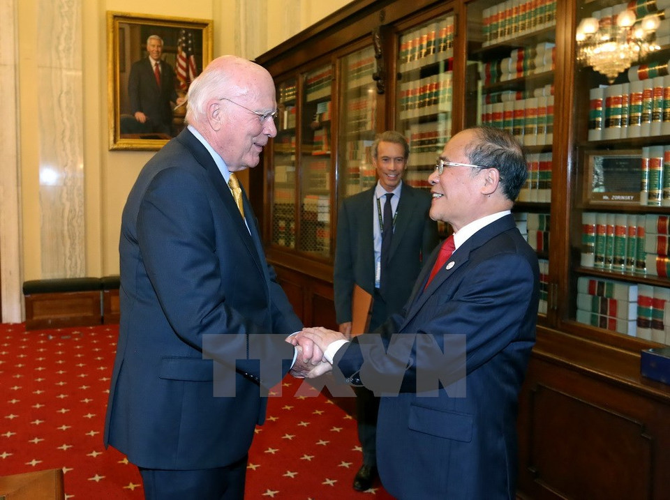 Le président de l'Assemblée nationale vietnamienne, Nguyen Sinh Hung, et le président pro tempore du Sénat américain Patrick Leahy.