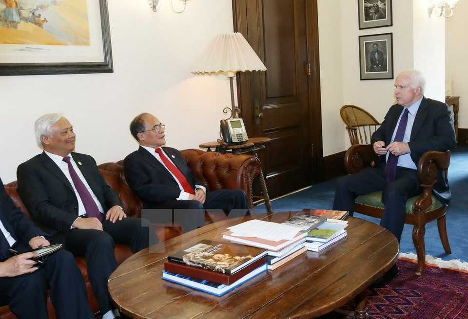 Le président de l'Assemblée nationale vietnamienne, Nguyen Sinh Hung, rencontre le sénateur John McCain. 