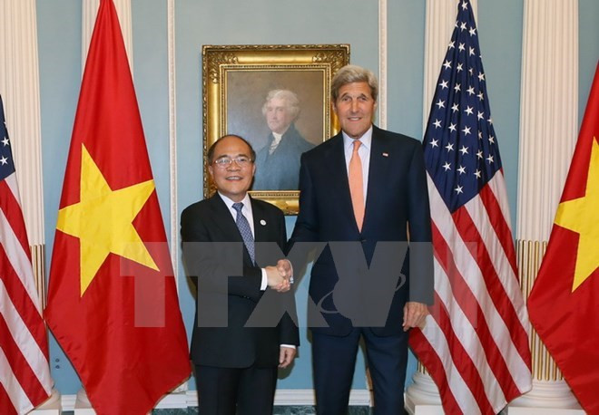 Le président de l'Assemblée nationale Nguyen Sinh Hung et le secrétaire d'Etat américain John Kerry.