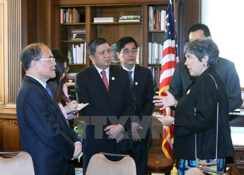 Le président de l'Assemblée nationale Nguyen Sinh Hung visite la Bibliothèque du Congrès des Etats-Unis. 