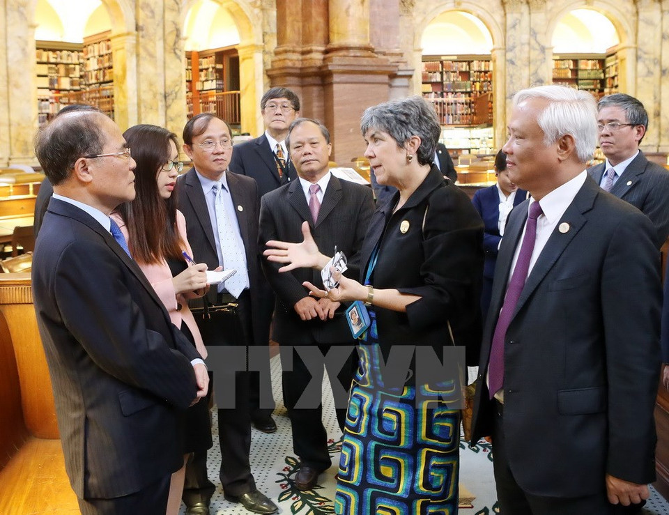 Le président de l'Assemblée nationale Nguyen Sinh Hung visite la Bibliothèque du Congrès des Etats-Unis. 