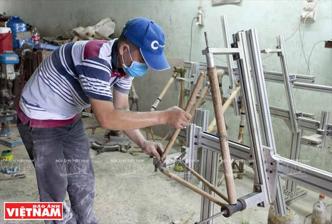 Assemblage d’un cadre en bambou.