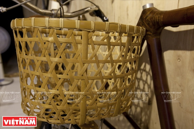 Le panier du vélo est aussi en bambou.