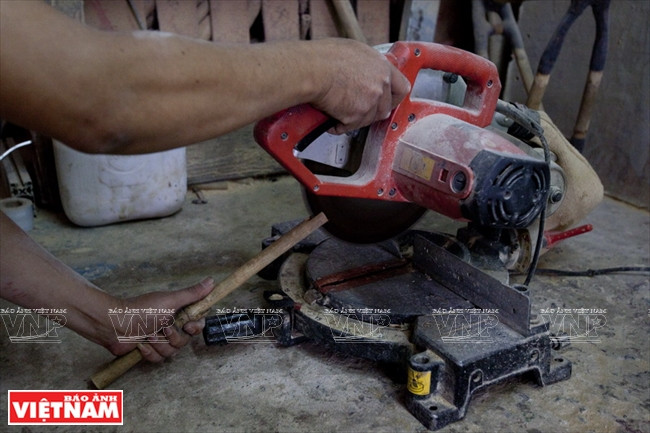 Les tiges de bambou sont coupées selon la taille souhaitée.