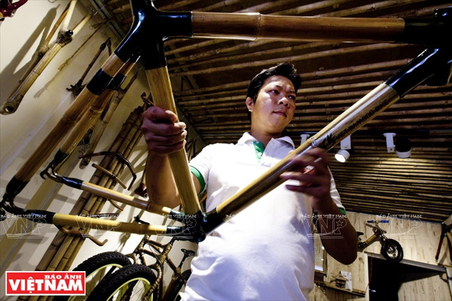 Pham Minh Tri avec ses cadres de vélo en bambou.