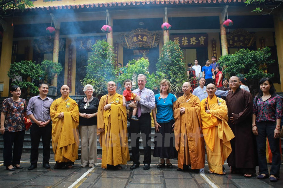 L'ambassadeur américain, sa mère, sa sœur, son fils et des bonzes de la pagode Quan Su. 